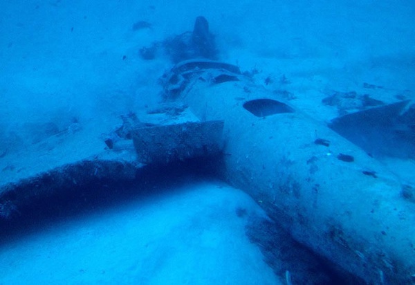 Những ngôi mộ "phi cơ đắm" tuyệt đẹp dưới lòng biển 30