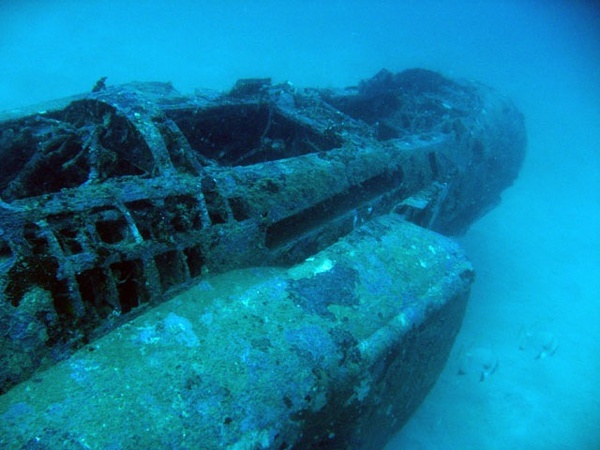 Những ngôi mộ "phi cơ đắm" tuyệt đẹp dưới lòng biển 37