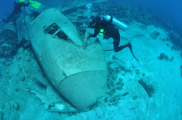 Những ngôi mộ "phi cơ đắm" tuyệt đẹp dưới lòng biển 44
