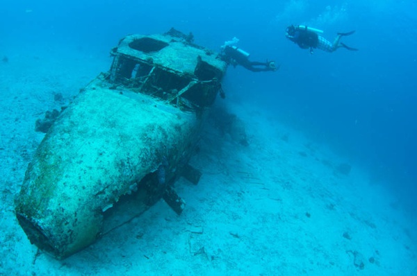 Những ngôi mộ "phi cơ đắm" tuyệt đẹp dưới lòng biển 47