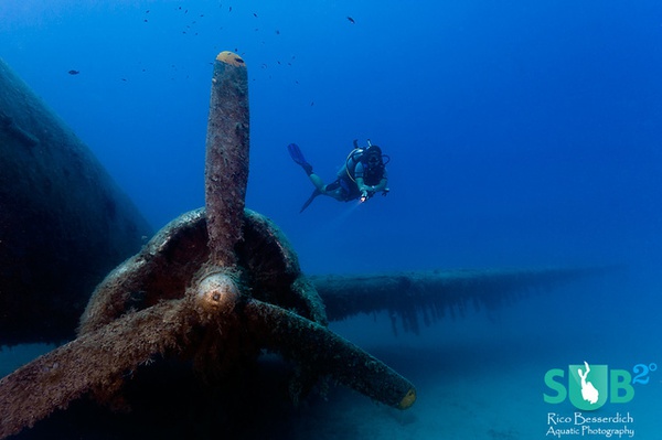 Những ngôi mộ "phi cơ đắm" tuyệt đẹp dưới lòng biển 54