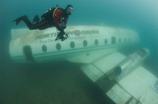 Những ngôi mộ "phi cơ đắm" tuyệt đẹp dưới lòng biển 59