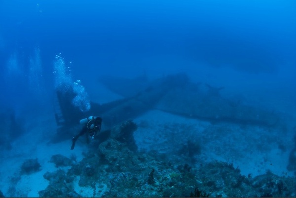 Những ngôi mộ "phi cơ đắm" tuyệt đẹp dưới lòng biển 5