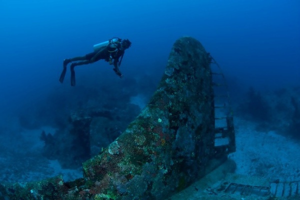 Những ngôi mộ "phi cơ đắm" tuyệt đẹp dưới lòng biển 6