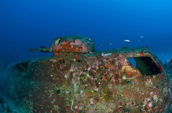 Những ngôi mộ "phi cơ đắm" tuyệt đẹp dưới lòng biển 7