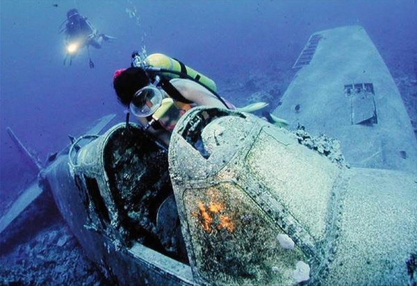Những ngôi mộ "phi cơ đắm" tuyệt đẹp dưới lòng biển 12