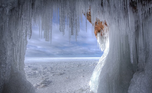 Toàn cảnh về hang động băng giá nằm giữa hồ nước 3