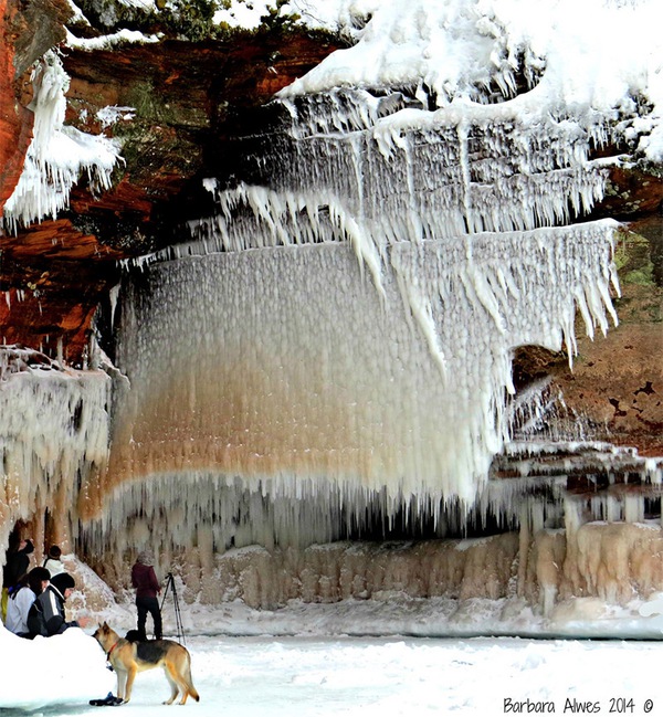 Toàn cảnh về hang động băng giá nằm giữa hồ nước 10