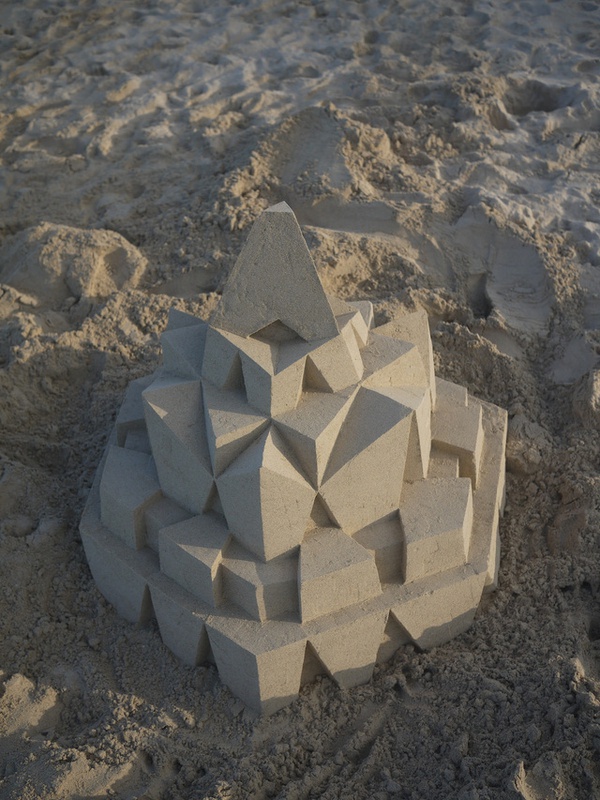 Ngỡ ngàng với những mô hình lâu đài cát được xây dựng công phu như thật 7