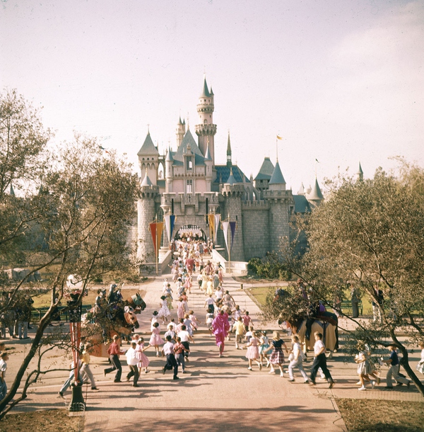 18 bức ảnh màu siêu "độc" về Disneyland vào năm 1955 1