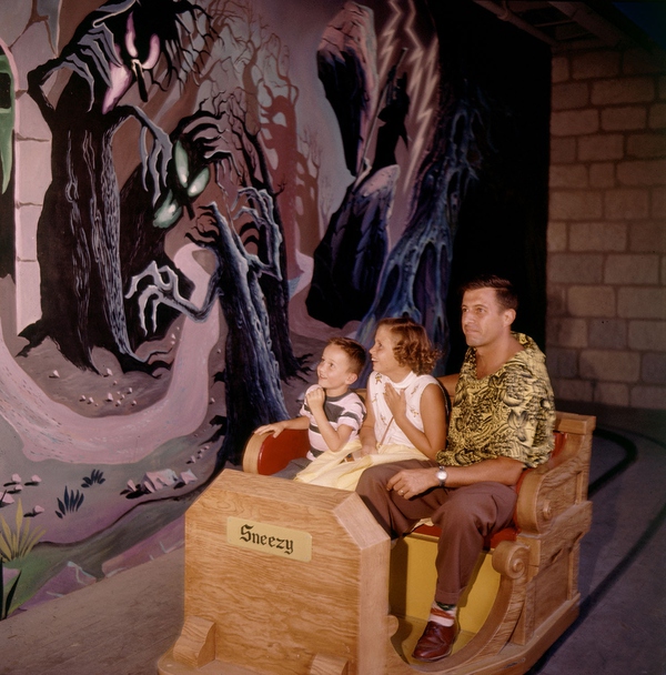 18 bức ảnh màu siêu "độc" về Disneyland vào năm 1955 8