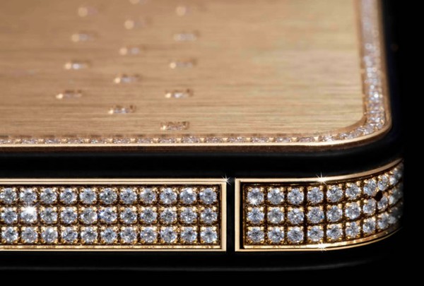 Lác mắt với chiếc iPhone vỏ bằng vàng và chạm khắc kim cương giá 21 tỷ VNĐ 13