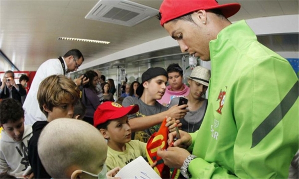 Ronaldo và hành trình từ đứa trẻ nghèo khó đến thiên thần hảo tâm 19