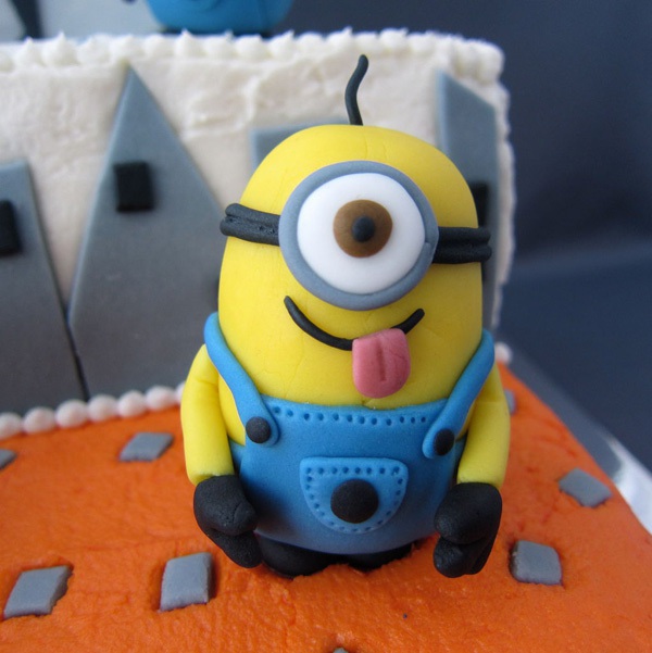 Nặn nhóc Minion bằng fondant trang trí bánh cực nhắng 9