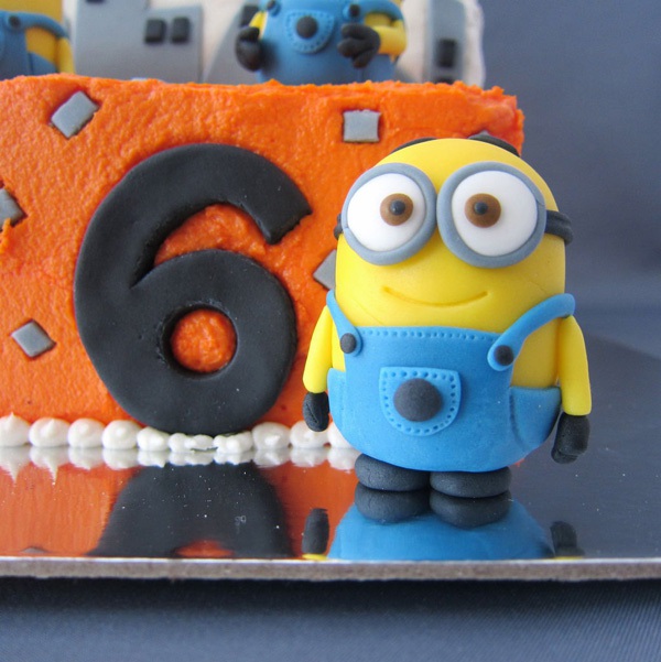 Nặn nhóc Minion bằng fondant trang trí bánh cực nhắng 12