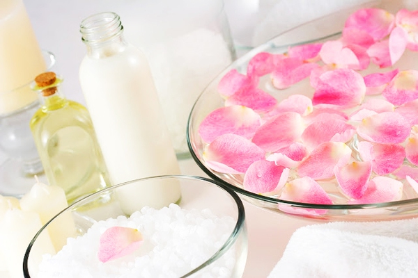 Đẹp như hoa nhờ dưỡng da bằng hoa hồng, hoa cúc 3 Đẹp như hoa nhờ dưỡng da bằng hoa hồng, hoa cúc 3