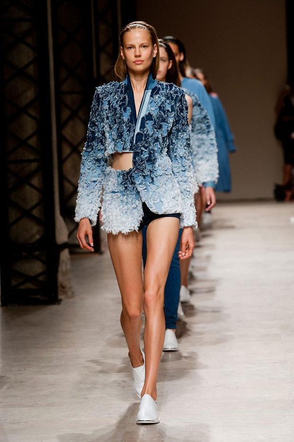 2 NTK danh tiếng gốc Việt tr&igrave;nh l&agrave;ng BST mới tại Paris Fashion Week 11