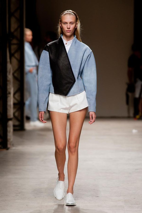 2 NTK danh tiếng gốc Việt tr&igrave;nh l&agrave;ng BST mới tại Paris Fashion Week 2