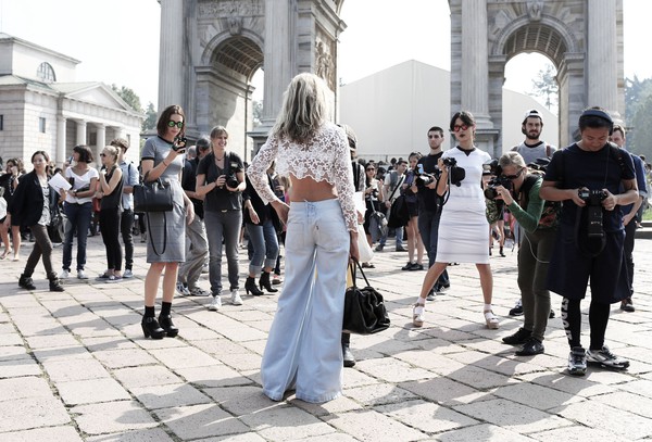 Nét lãng mạn xen cá tính tại street style của Milan Fashion Week 20