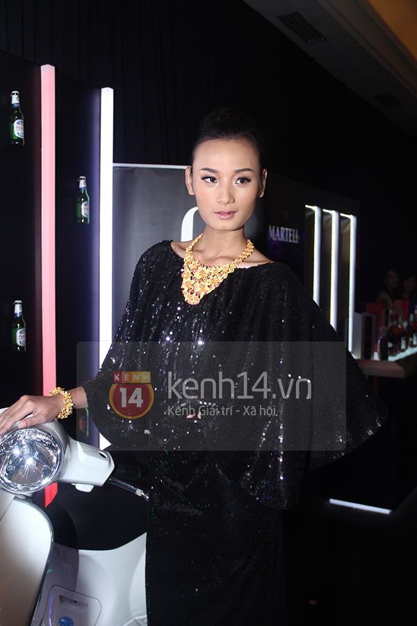 Nukan Trần & NTK Đỗ Mạnh Cường cùng diện váy đi dự fashion show 5