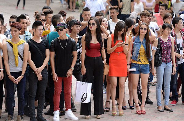 Adam "mi" cả Thanh Hằng lẫn Nam Trung trước mặt th&iacute; sinh VNTM miền Bắc 2