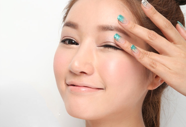 6 bước đơn giản giúp vùng da quanh mắt luôn căng mịn 3