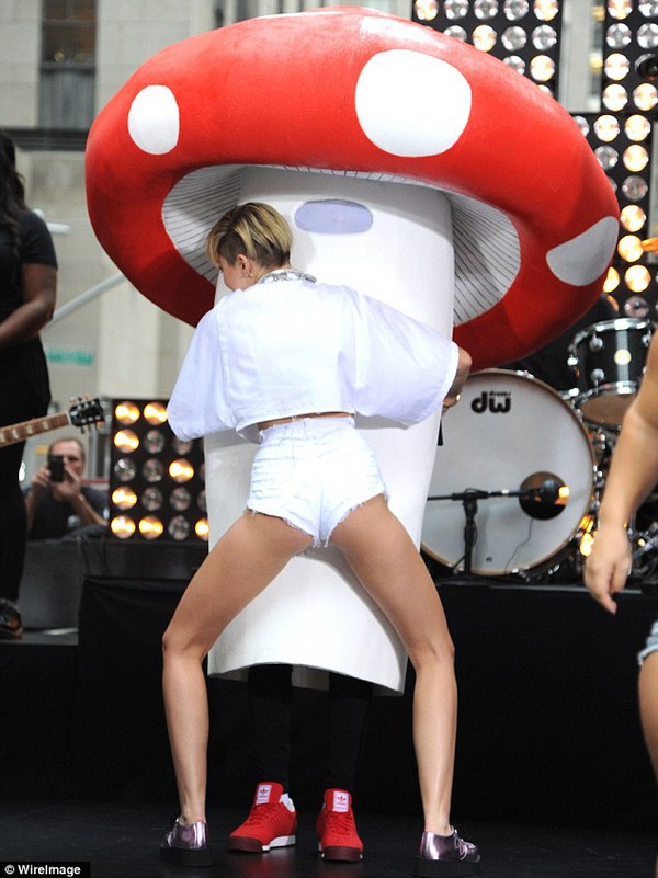 Điểm lại BST thời trang "mặc như không mặc" của Miley Cyrus 3
