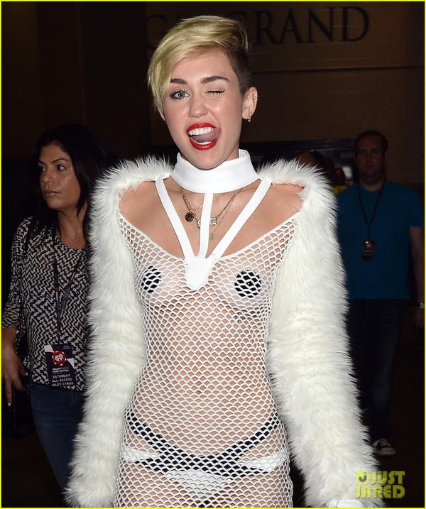 Điểm lại BST thời trang "mặc như không mặc" của Miley Cyrus 9