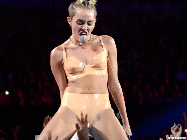 Điểm lại BST thời trang "mặc như kh&ocirc;ng mặc" của Miley Cyrus 17