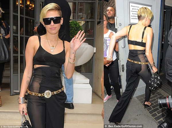Điểm lại BST thời trang "mặc như không mặc" của Miley Cyrus 10