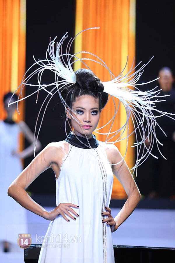 Người đẹp U60 Diễm My "đọ" catwalk cùng dàn mẫu Next Top 10