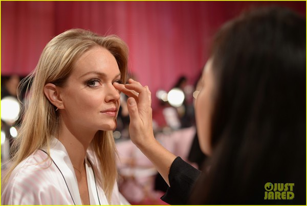 D&agrave;n thi&ecirc;n thần Victoria's Secret nh&iacute; nhảnh "l&agrave;m tr&ograve;" trong hậu trường 19