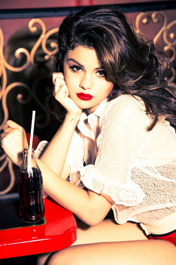 Selena Gomez đang xuống sắc trầm trọng với style "quý bà" 17