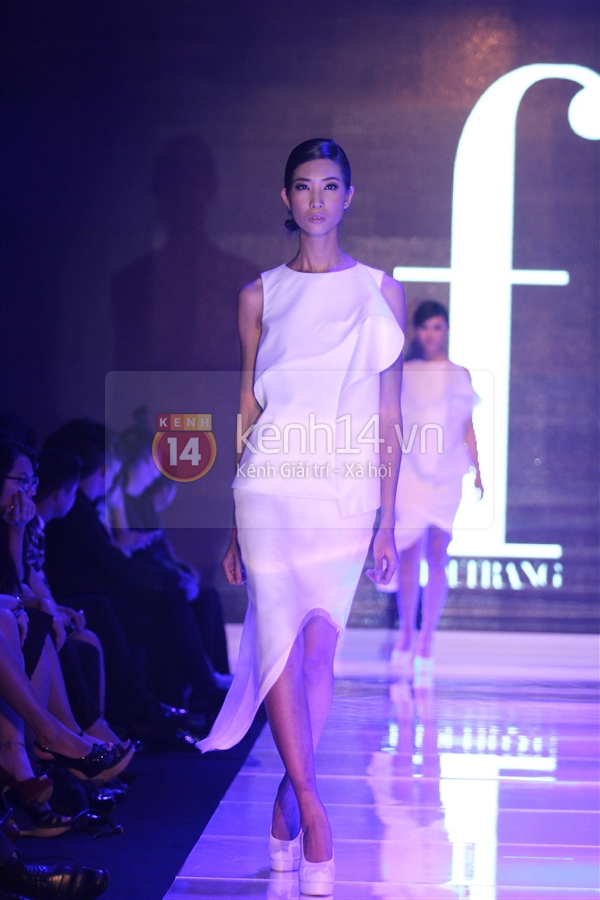 Đỗ Mạnh Cường catwalk c&ugrave;ng "tr&ograve; cưng" L&ecirc; Th&uacute;y 25