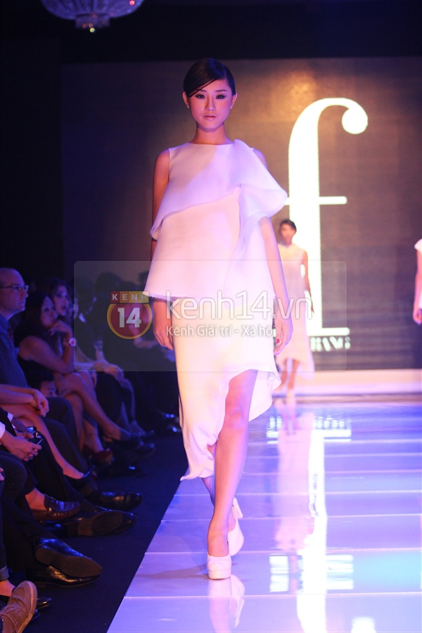 Đỗ Mạnh Cường catwalk c&ugrave;ng "tr&ograve; cưng" L&ecirc; Th&uacute;y 26