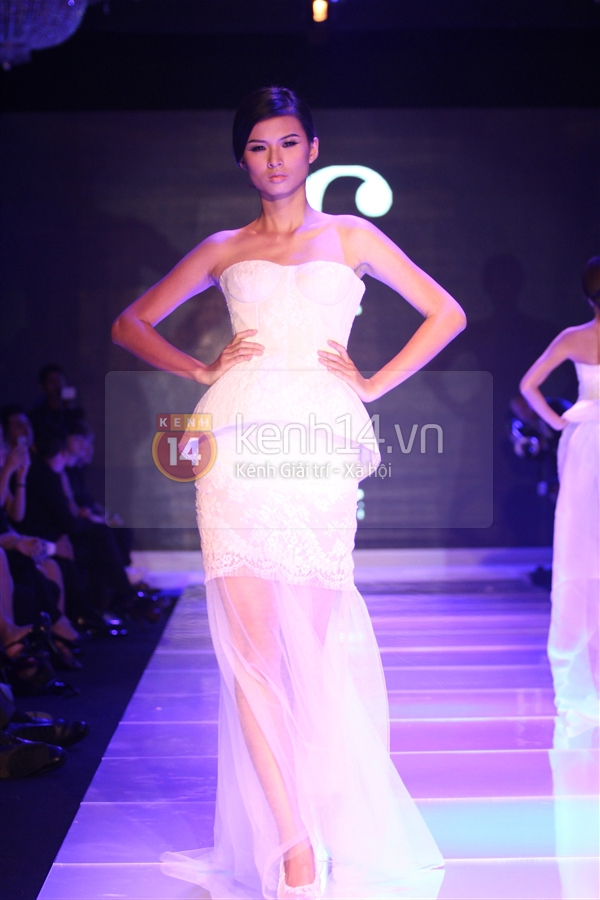 Đỗ Mạnh Cường catwalk c&ugrave;ng "tr&ograve; cưng" L&ecirc; Th&uacute;y 51