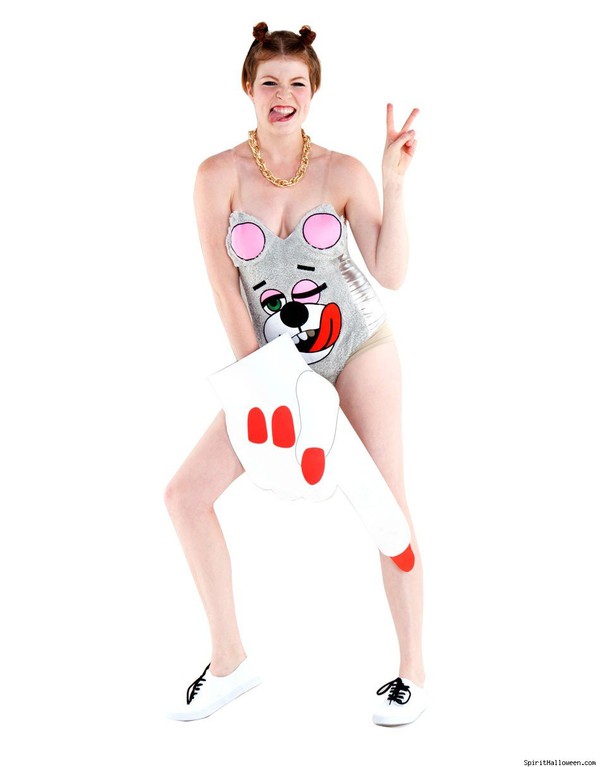 "Ch&aacute;y h&agrave;ng" đồ Halloween ăn theo trang phục tai tiếng của Miley 5