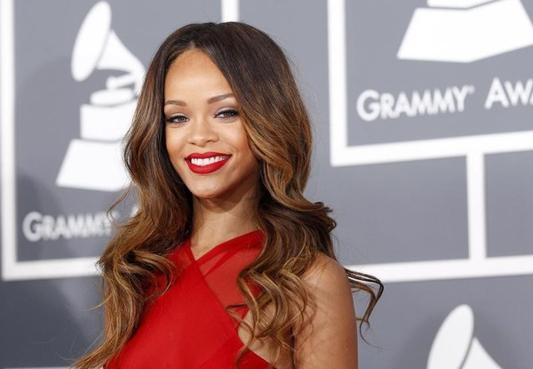 Son môi mới của Rihanna bán hết veo trong 3 tiếng 3