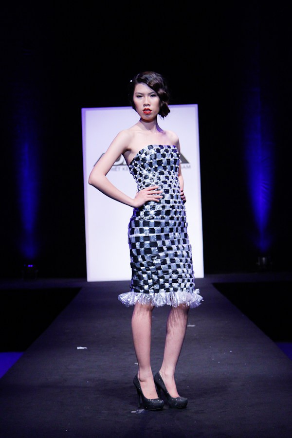 Thí sinh Project Runway thiết kế trang phục từ... rác thải 12