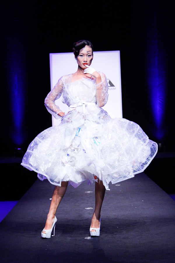 Thí sinh Project Runway thiết kế trang phục từ... rác thải 13
