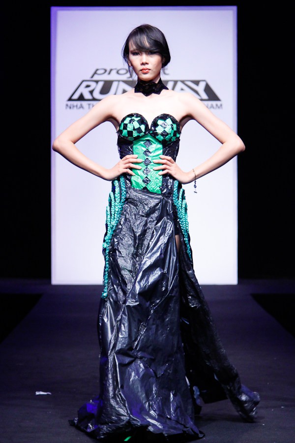 Thí sinh Project Runway thiết kế trang phục từ... rác thải 6