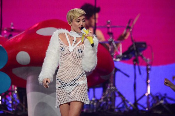 Nhìn lại thời trang gây "khủng hoảng" năm 2013 của Miley 11