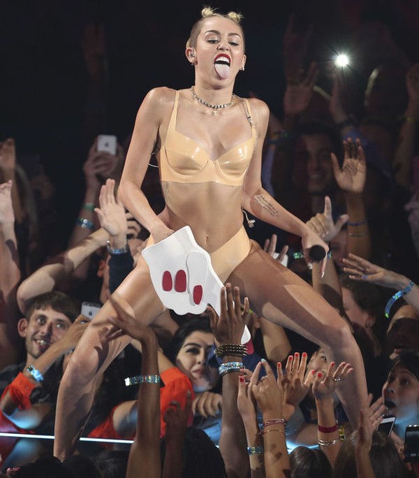 Nhìn lại thời trang gây "khủng hoảng" năm 2013 của Miley 14