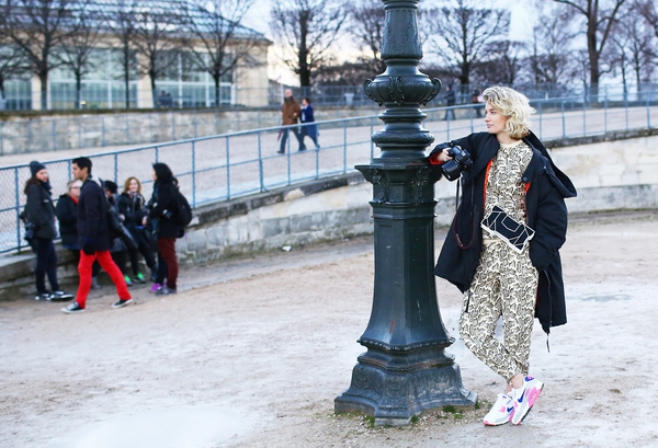 Fashionista ở Paris đồng loạt "lăng xê" xu hướng sneakers 3