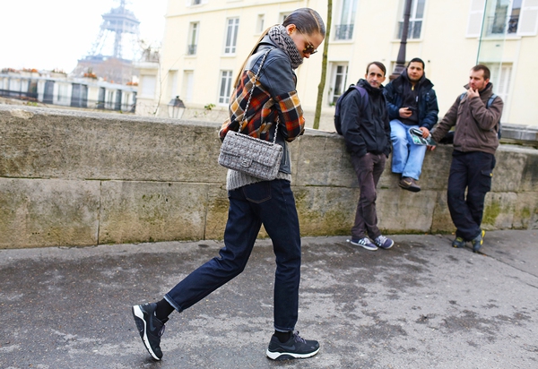 Fashionista ở Paris đồng loạt "lăng xê" xu hướng sneakers 10