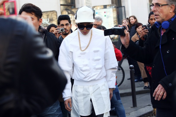 G-Dragon và Taeyang trở thành tâm điểm tại Paris Fashion Week 6