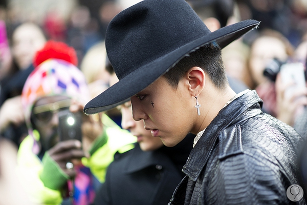 G-Dragon và Taeyang trở thành tâm điểm tại Paris Fashion Week 11