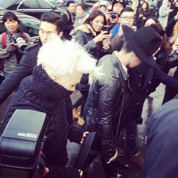 G-Dragon và Taeyang trở thành tâm điểm tại Paris Fashion Week 16