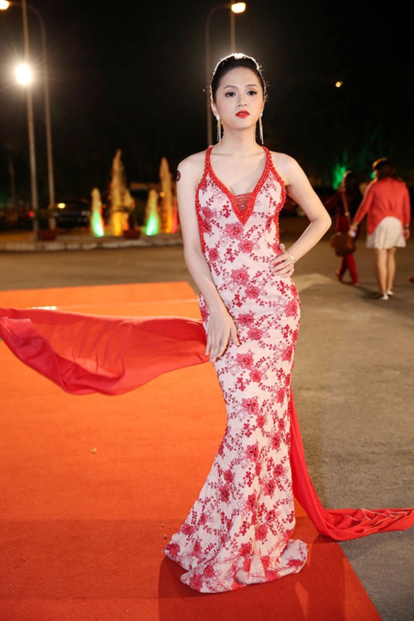 Những bộ đồ "thảm họa" đầu năm 2014 của sao Việt 8
