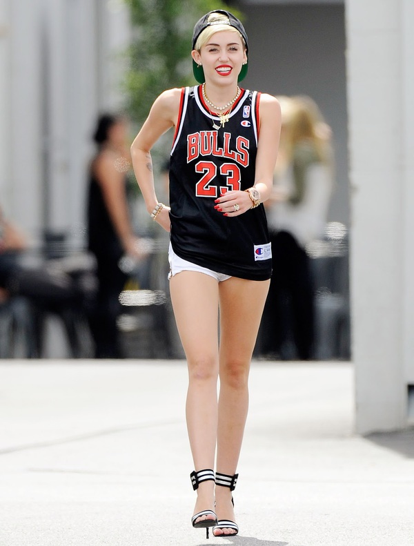 Miley lăng xê nhiệt tình 4 kiểu giày "hot" nhất 2013  13